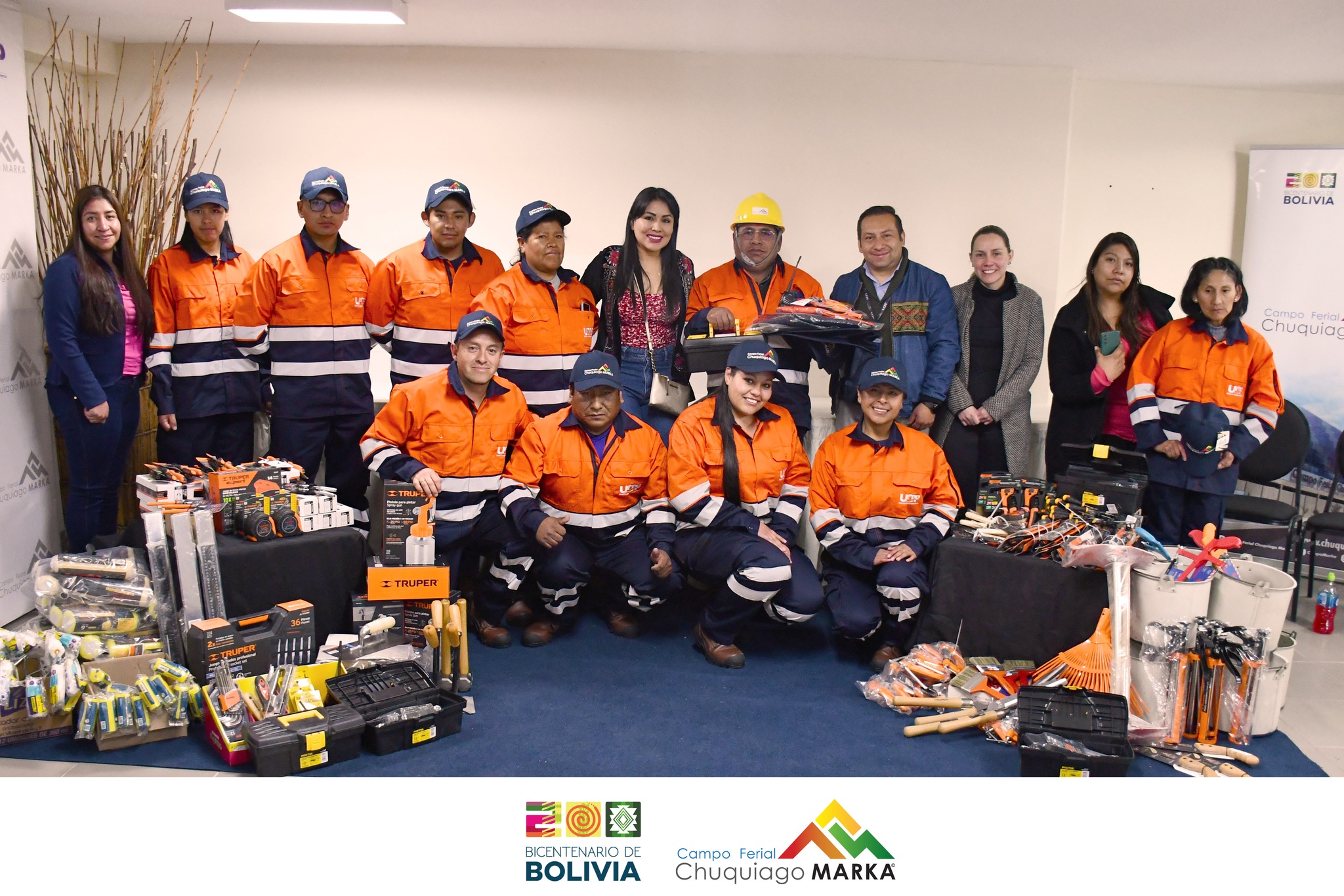 LA UNIDAD DE COORDINACIÓN DE PROGRAMAS Y PROYECTOS (UCPP) HA REALIZADO LA ENTREGA DE EQUIPO DE PROTECCIÓN Y HERRAMIENTAS AL PERSONAL OPERATIVO DEL CAMPO FERIAL CHUQUIAGO MARKA